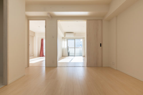 ドアを開放するとダイニングにも自然光を取り込めます