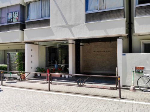 エントランス、正面右より