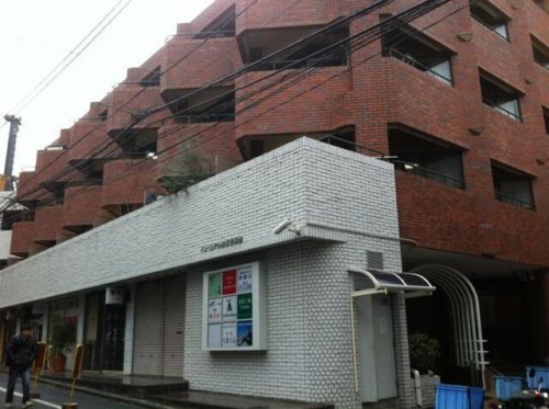 閑静な住宅街。Ｂ1・1階部分には店舗あり