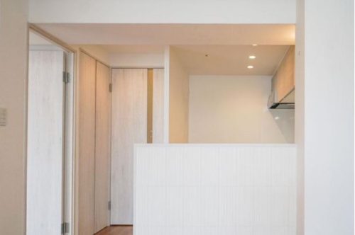 カウンターとしても利用可能なカップボード付き