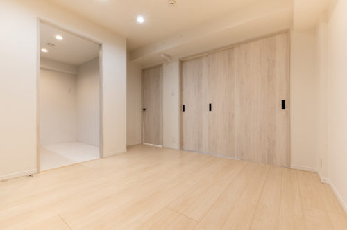 ダイニングから南の洋室へ