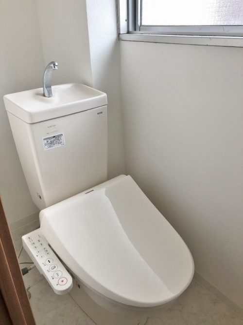 トイレ、温水洗浄便座付き、窓付き