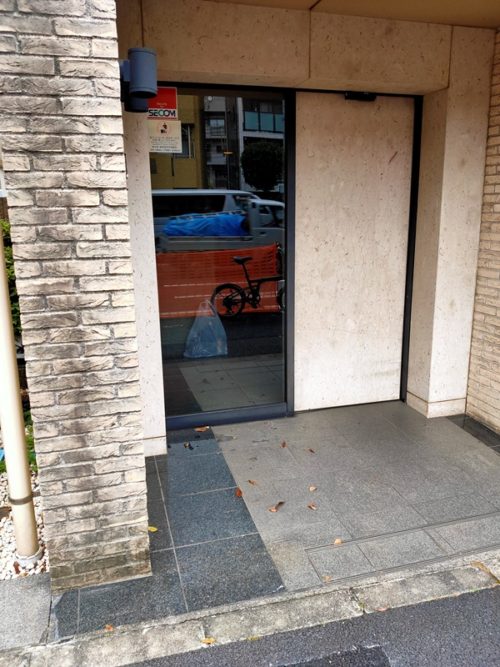 エントランス正面より