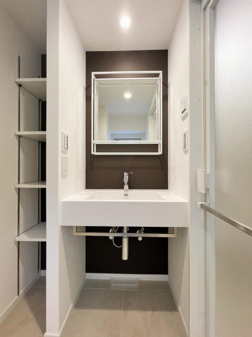 洗面台、可動棚付き、独立洗面台、窓あり