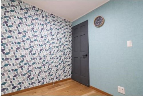 洋室4.3帖、ブルーを基調としたデザイン