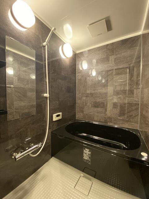 浴室、アームレスト付き浴槽