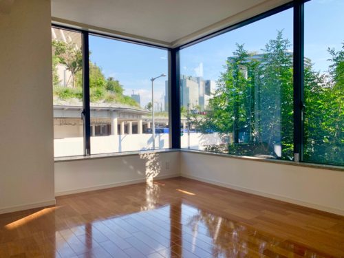 LDK13.6帖。大きな窓から日差しと緑を感じられます。