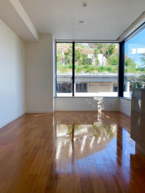 LDK、東側。東と南の二面採光です。