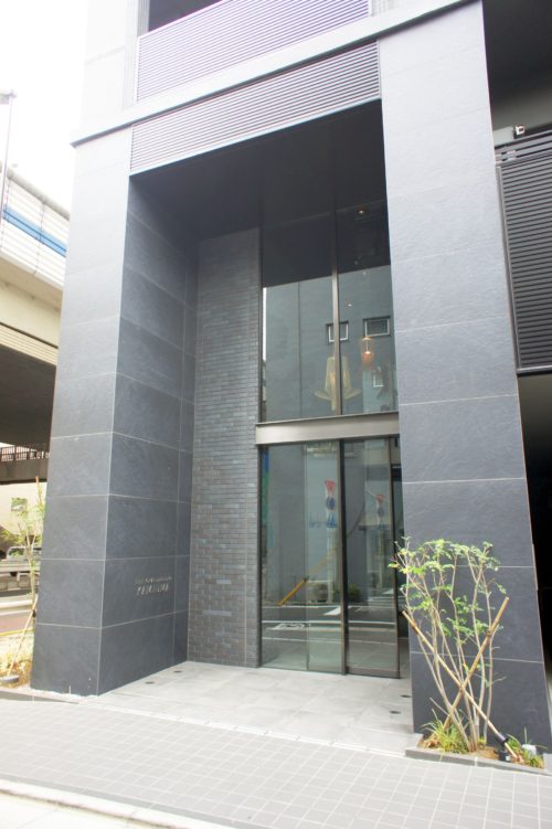 エントランス。モニター付きオートロック、防犯カメラなど充実の防犯設備。防災倉庫もあり。