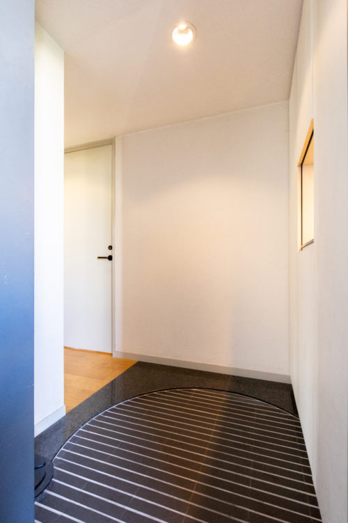 玄関から廊下へ