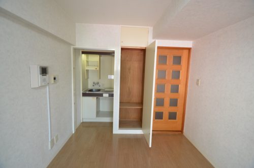 キッチン横には扉付き収納エリア