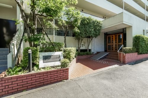 エントランス、生活便利な設備も充実　