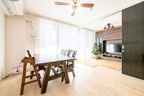 リビングダイニング約11.5帖。南東向きで陽当たり良好です。