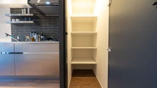 キッチン横の収納棚
