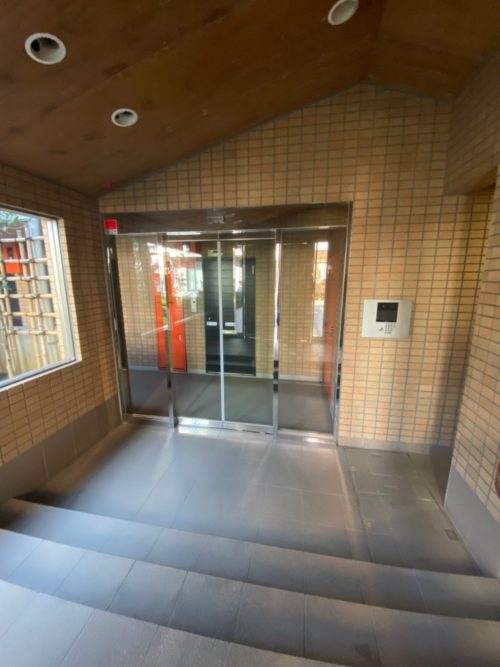 エントランスアプローチ、オートロック付