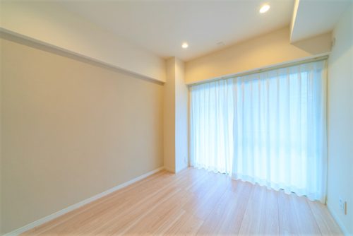 バルコニーに面した洋室