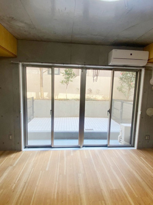 洋室、南向きにつき日当り良好、バルコニー