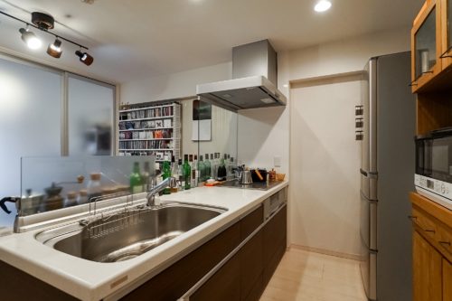 カウンターキッチン、3口のIHコンロ