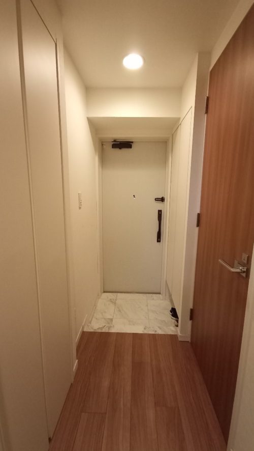 廊下から玄関へ。玄関横にはシューズボックスがあります。