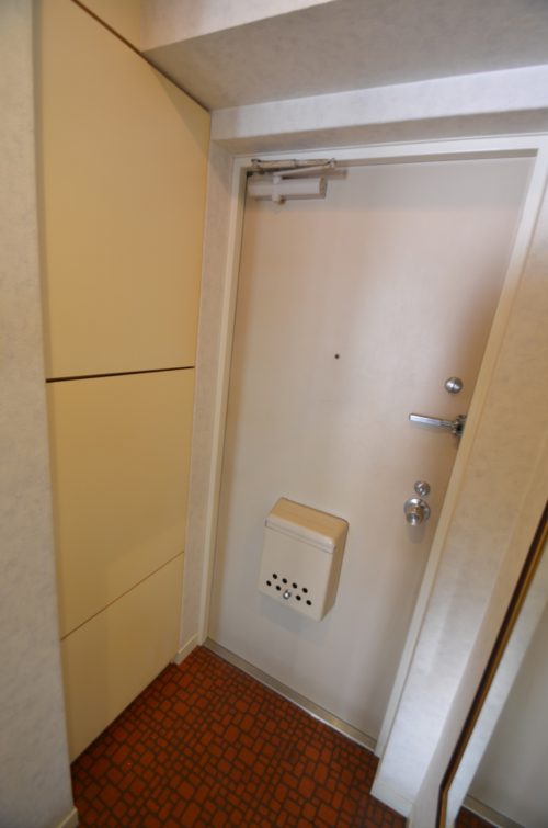 玄関にはシューズボックスと姿見あり