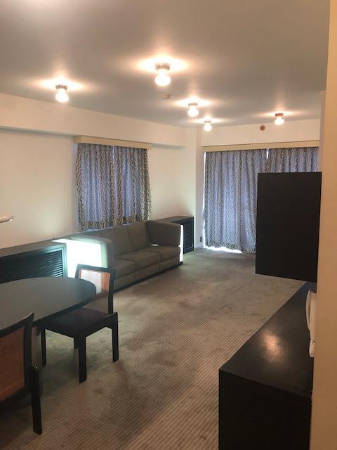 2面採光の明るい居間