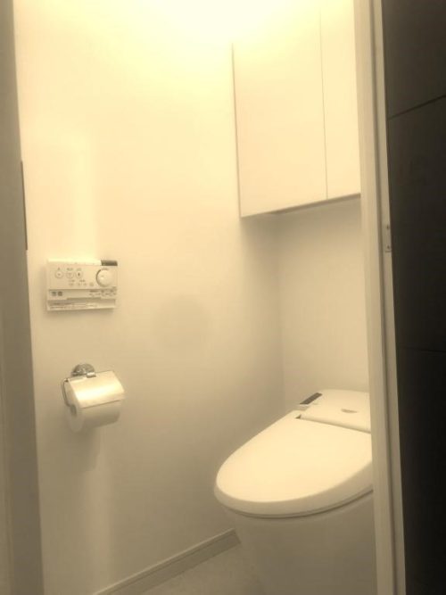 スタイリッシュなタンクレストイレ、簡易手洗い場付き