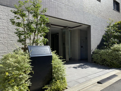 モダンな雰囲気のエントランス