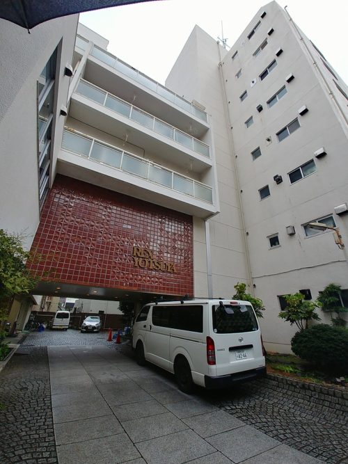 新宿通りの喧騒から離れた住宅地です。