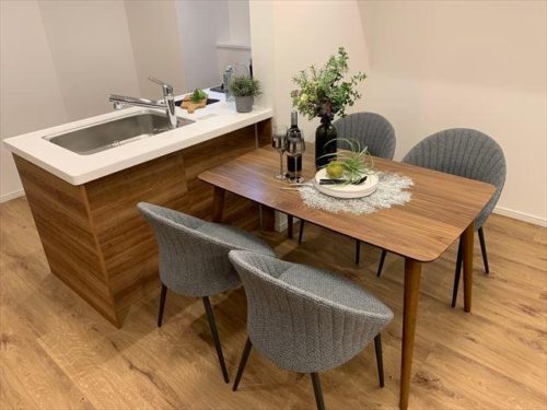 キッチンとダイニングテーブル