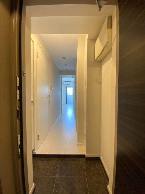 玄関から廊下へ