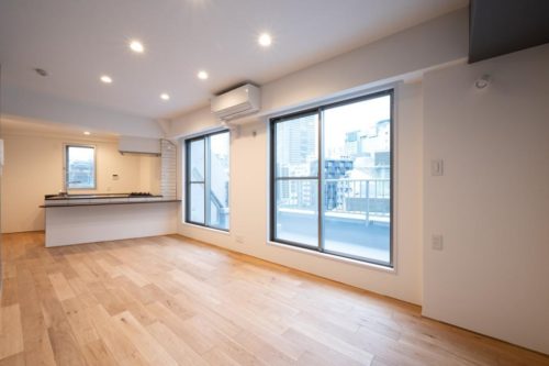 照明交換済、あたたかな無垢材、広々ルーフバルコニー