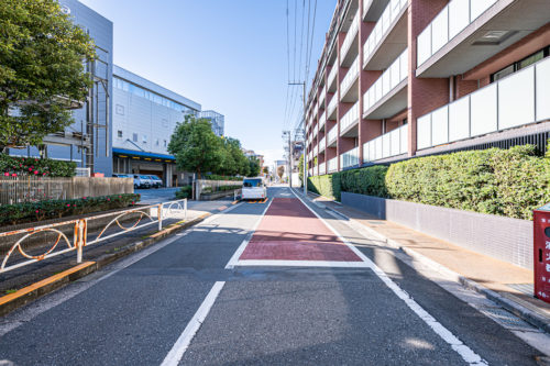 前面道路。近隣には商店街やスーパー、公園などが充実しています。