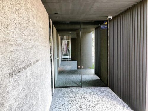 エントランス、防犯カメラ