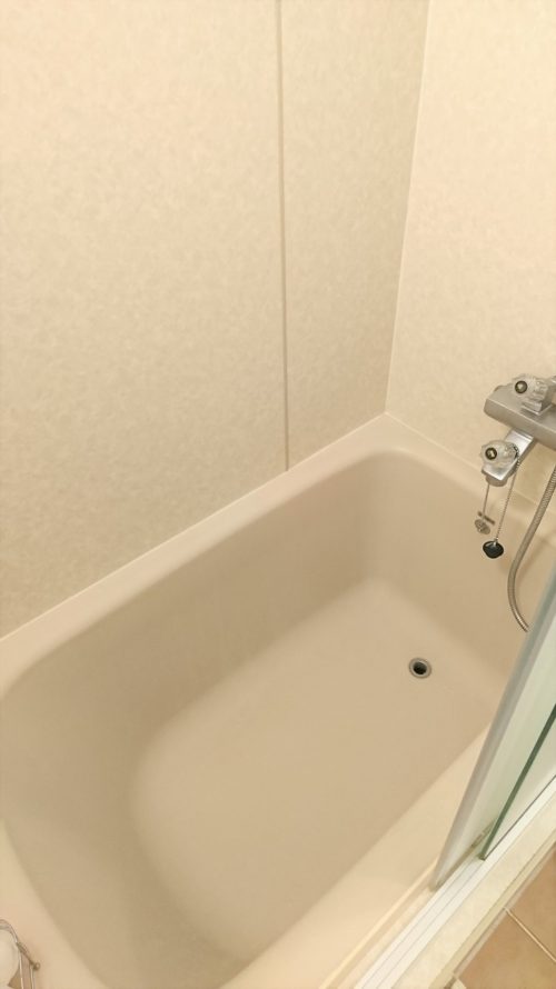 洗面室からしきられた浴槽