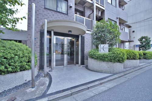 緑豊かなエントランス、オートロック付き