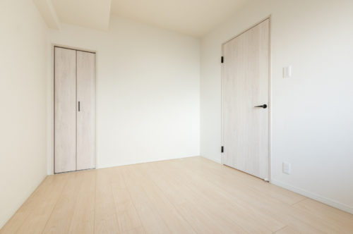 寝室4.6帖のドアとクローゼット