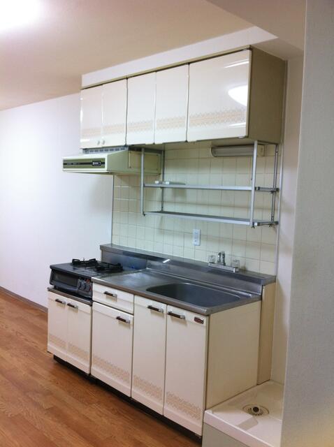 LDKのキッチン横には室内洗濯機置き場あり