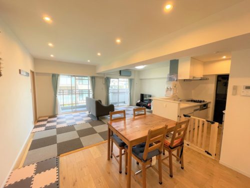 リビング18.3帖、対面式システムキッチン