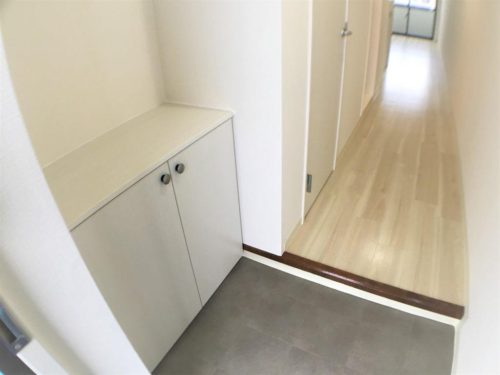 玄関、下駄箱、廊下