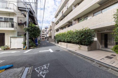 前面道路、閑静な住宅街