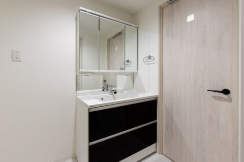 独立洗面台は収納しやすい引き出し付き