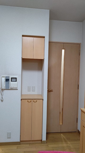 ドア横の収納とTVモニターホン