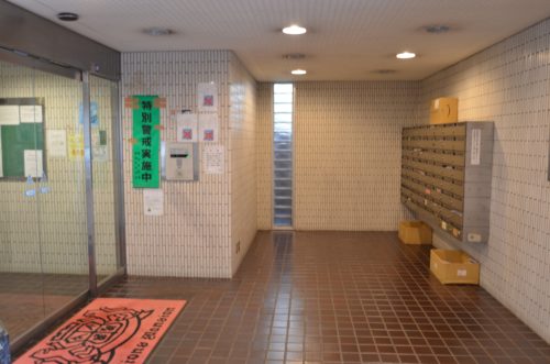 エントランス。防犯カメラ、オートロックシステムで安全管理