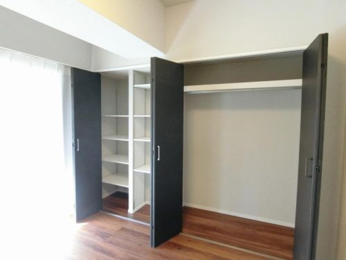 洋室 約5帖、クローゼット付き