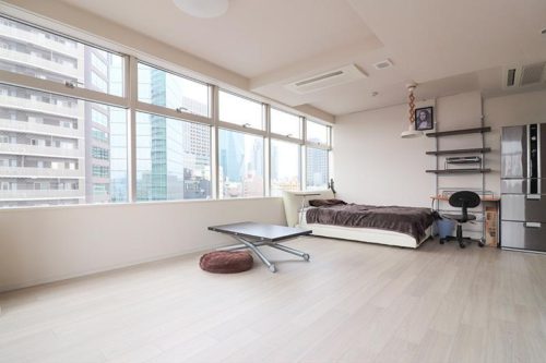 ドア横にはWICと物入がありすっきり収納できます