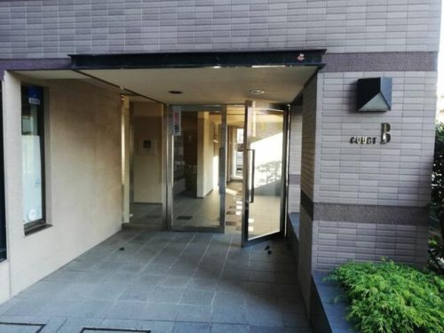 エントランス、モニター付きオートロック、宅配ボックスあり。