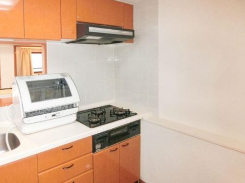 3口ガスコンロ、収納たっぷりなシステムキッチン