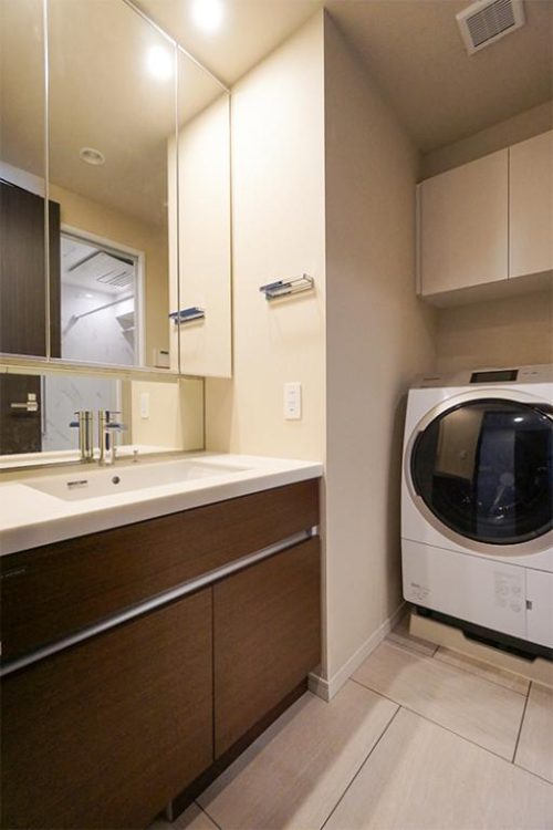 洗面室の独立洗面台と室内洗濯機置き場