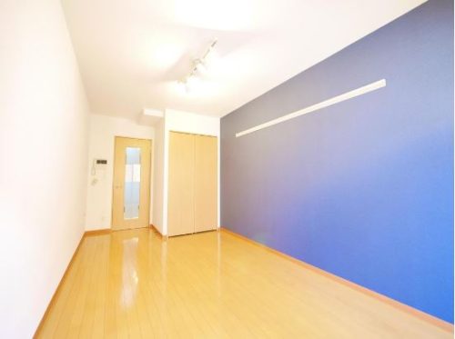 コントラストが印象的な室内。居室、廊下、玄関に収納あり