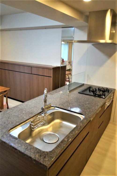 カウンターキッチン。浄水器、食洗器、3口コンロ、カップボードなど豊富な設備。